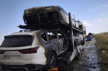 Ağrı’da lüks araçları taşıyan kamyonun römorkunda yangın