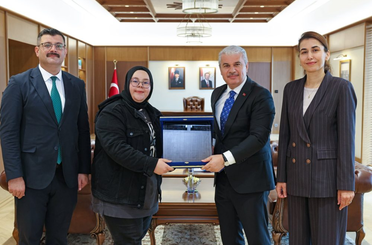 Ahilik Bayrağı Konya’da! Genç Ahina Halime Çelik, Vali Akın’ı ziyaret etti