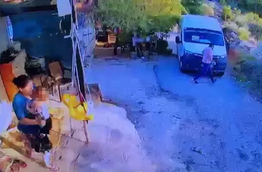Antalya’da kahreden kaza: Geri manevra yapan minibüsün altında kalan 1,5 yaşındaki çocuk hayatını kaybetti
