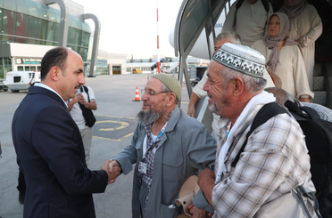 Başkan Altay, Vefa Umresi’nden Dönen İlk Kafileyi Havalimanında Karşıladı