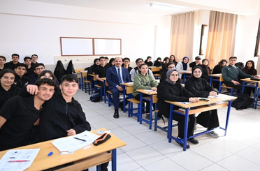 Başkan Altay’dan öğrenci ve ailelere eğitim desteği