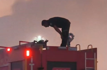Elazığ'da yangını söndüren itfaiye personeli, namazını aracın üzerinde kıldı