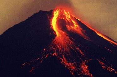 Endonezya'da Merapi Yanardağı patladı: Lavlar 2 kilometre ilerledi
