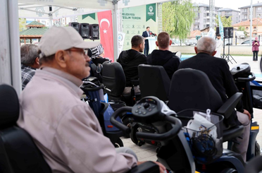 Karatay’da 80 engelli bireye akülü araç desteği