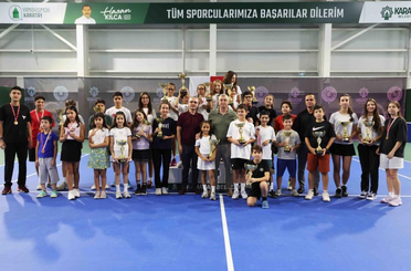 Karatay'da zafer rüzgarı tenis kortlarında esti