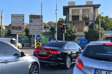 Kırmızı Işıkta Vatandaşlarla Birlikte Bekledi