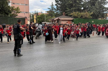 Konya Zabıtası okul çıkışlarında öğrencilerin güvenliği için görev başında