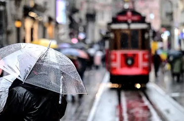 Meteoroloji 14 ili uyardı: İstanbul dahil birçok bölgede kuvvetli sağanak ve fırtına bekleniyor
