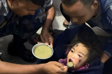 Nepal’de mucize kurtuluş: 6 yaşındaki kız çocuğu 3 gün sonra enkazdan canlı çıkarıldı