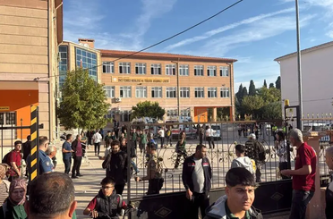 Okul önünde silahlı saldırı: Yaralı öğrenciler var