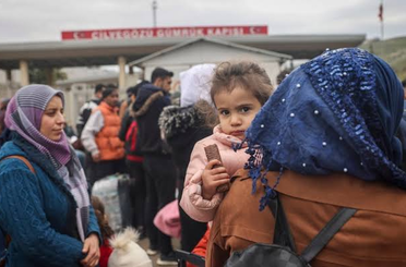 Suriyelilerin Türkiye'ye girişinde yeni dönem: Kara kapıları da açıldı
