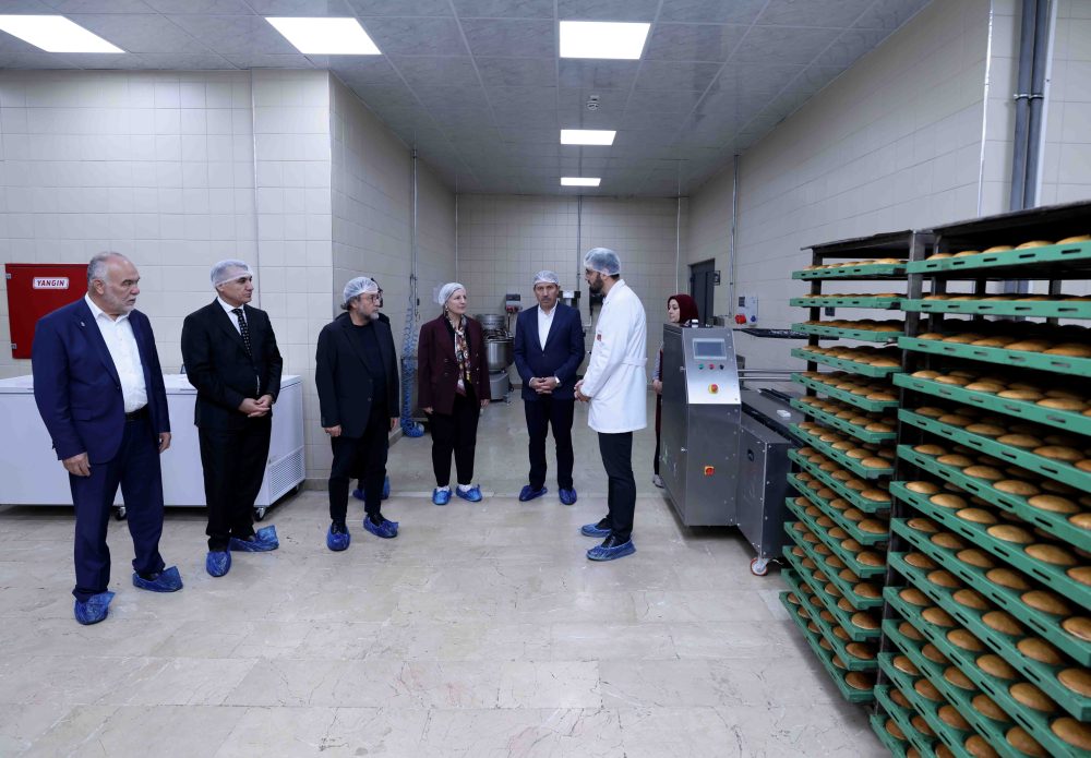 TARIM VE GIDA POLTKALARI KURULU İYELERíNDEN KARATAY HALK EKMEK FABRKASINA ZYARET (1).JPG