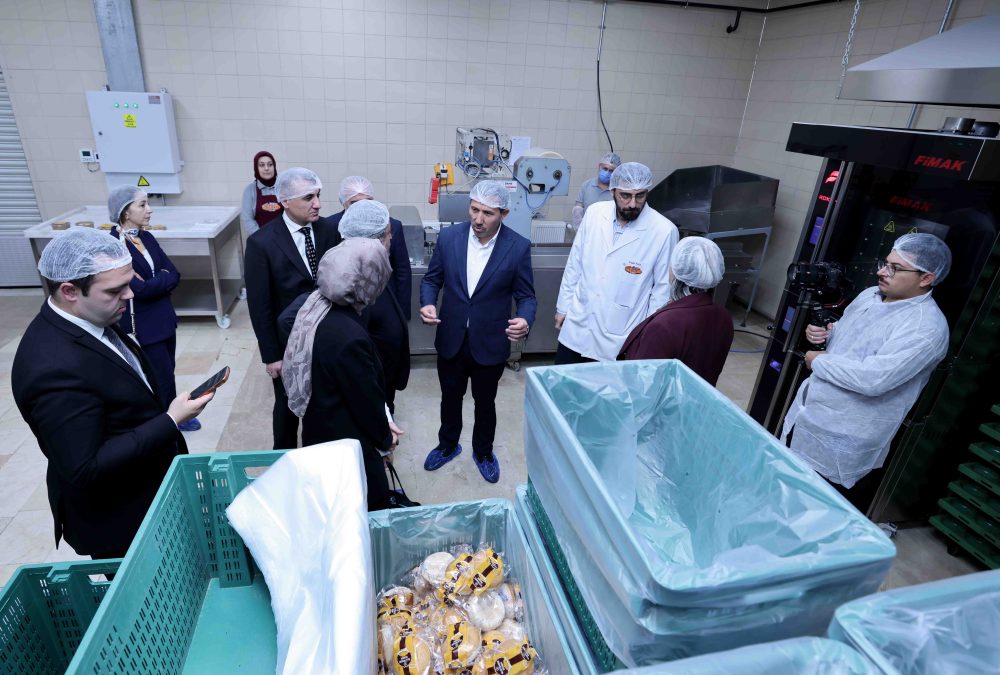 TARIM VE GIDA POLTKALARI KURULU İYELERíNDEN KARATAY HALK EKMEK FABRKASINA ZYARET (2).JPG