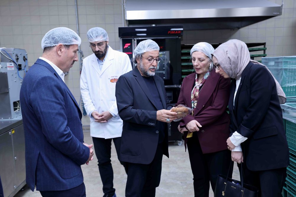 TARIM VE GIDA POLTKALARI KURULU İYELERíNDEN KARATAY HALK EKMEK FABRKASINA ZYARET (3).JPG